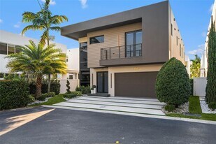 7534 NW 98th Ave in Doral, FL - Building Photo