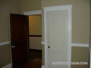 1572 Commonwealth Ave, Unit 14 in Boston, MA - Foto de edificio - Building Photo