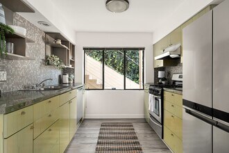 1742 Redesdale Ave in Los Angeles, CA - Building Photo - Building Photo