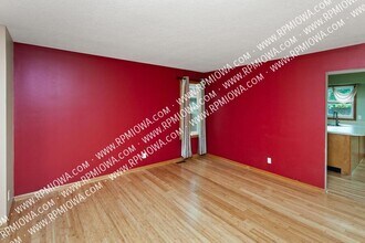 8912 Highland Oaks Dr in Johnston, IA - Building Photo - Building Photo
