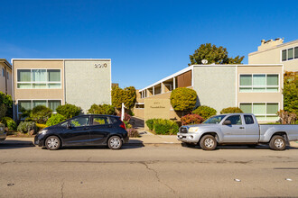 2010 Trousdale Dr in Burlingame, CA - Foto de edificio - Building Photo