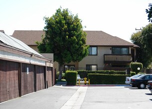 Stuart in Garden Grove, CA - Foto de edificio - Building Photo