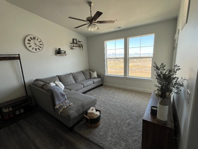 927 W Coral Charm Wy in Saratoga Springs, UT - Building Photo - Building Photo