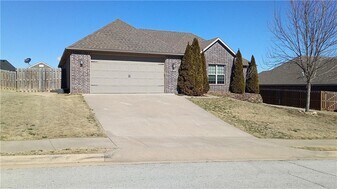 1610 Sweetbriar Way in Centerton, AR - Building Photo