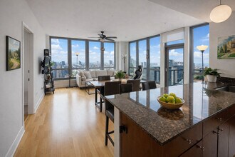 565 W Quincy St in Chicago, IL - Building Photo - Building Photo