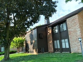 710 Saint Andrews Ln, Unit 4 in Crystal Lake, IL - Building Photo