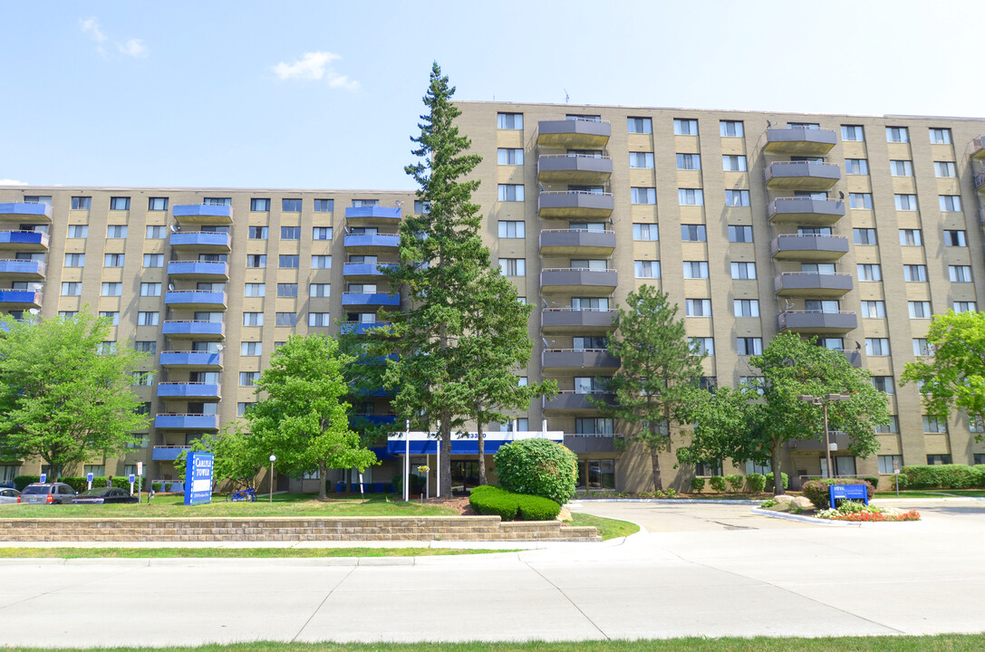 Carlyle Tower Apartments - Southfield, MI Photo