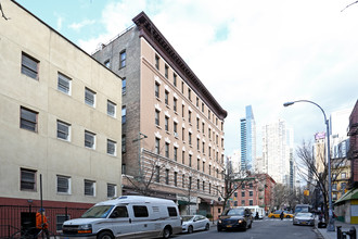 401 W 47th St in New York, NY - Building Photo - Building Photo