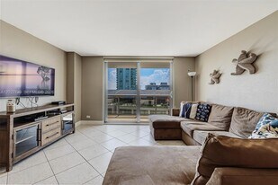 6039 Collins Ave, Unit 936 in Miami Beach, FL - Building Photo