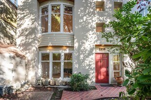 2216 19th Ave E in Seattle, WA - Building Photo