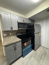 8737 NW 39th St in Sunrise, FL - Foto de edificio - Building Photo