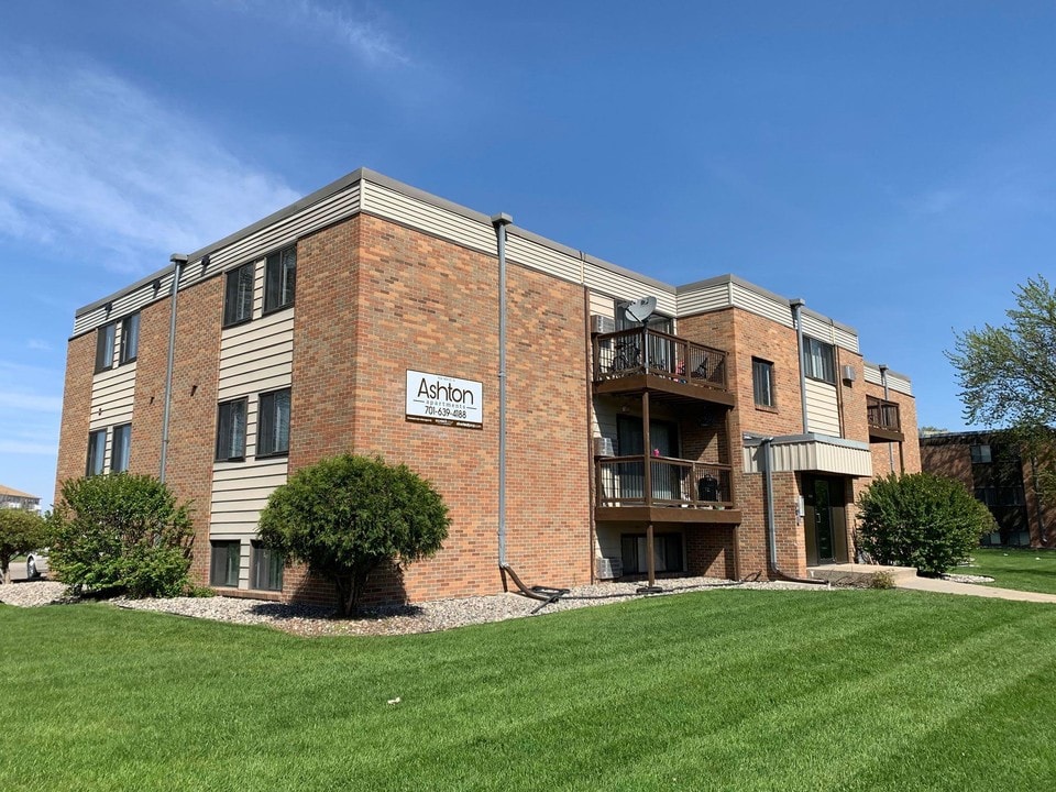 Ashton Apartments in Fargo, ND - Building Photo