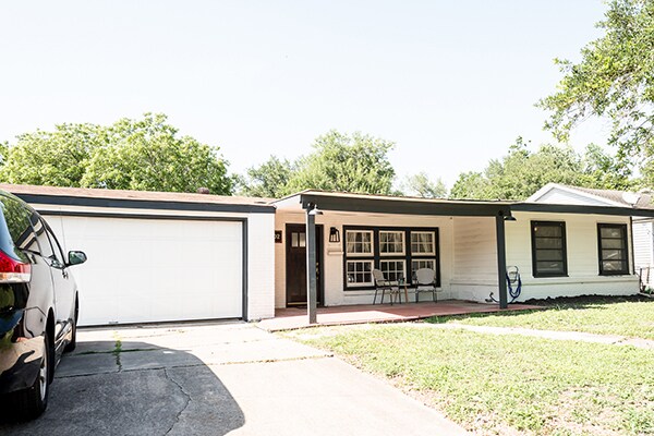 1702 E Park Ave in Victoria, TX - Building Photo