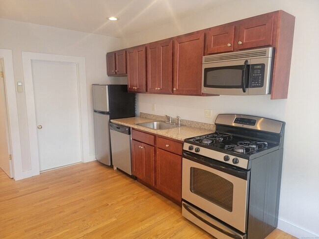 1094 Main St, Unit 1 in Branford, CT - Building Photo - Building Photo