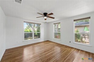 407 E 7th St in Cameron, TX - Building Photo