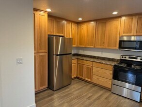 1102 W 11th St in Medford, OR - Building Photo - Building Photo