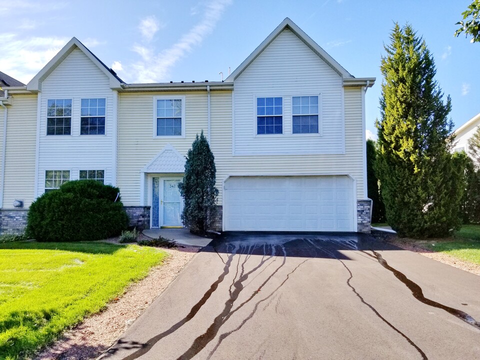 347 Terrace Dr E in Brookfield, WI - Building Photo