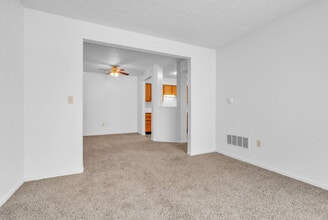 Deerfield Village in Kendallville, IN - Foto de edificio - Building Photo