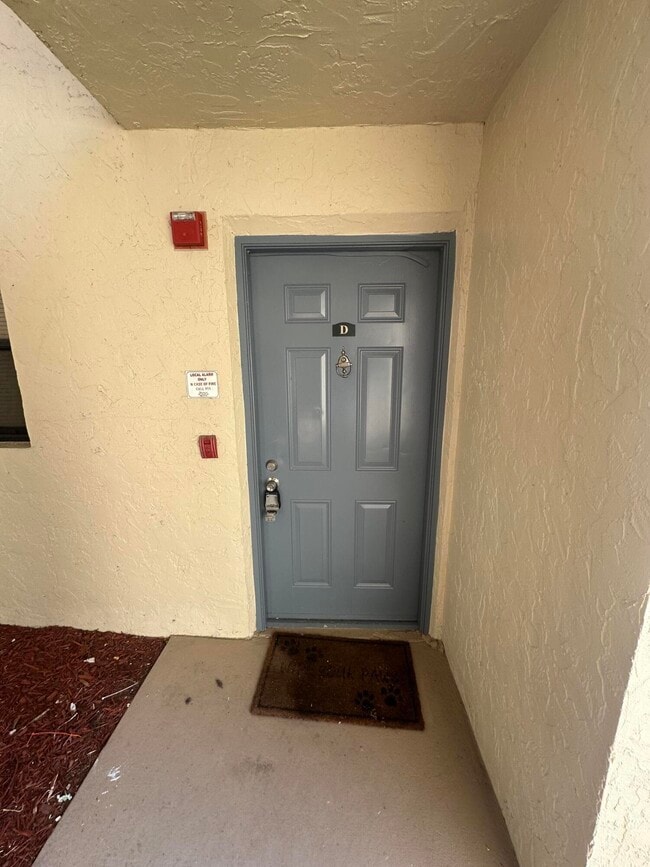 1475 Lake Crystal Dr in West Palm Beach, FL - Building Photo - Building Photo