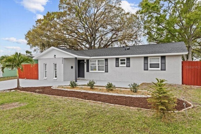 7480 Hobson St NE in St. Petersburg, FL - Foto de edificio - Building Photo