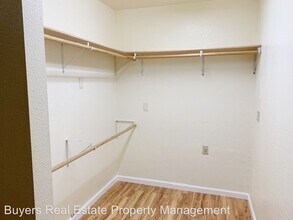 2104 Roosevelt Dr in Anchorage, AK - Building Photo - Building Photo