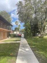 10790 N Kendall Dr in Miami, FL - Building Photo - Building Photo