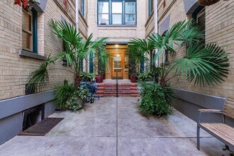 Edington Court in Portland, OR - Foto de edificio - Building Photo