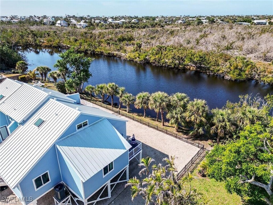 785 Rabbit Rd in Sanibel, FL - Building Photo