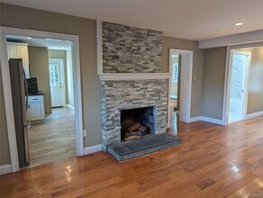 12 Maple Ct in Bay Shore, NY - Building Photo - Building Photo