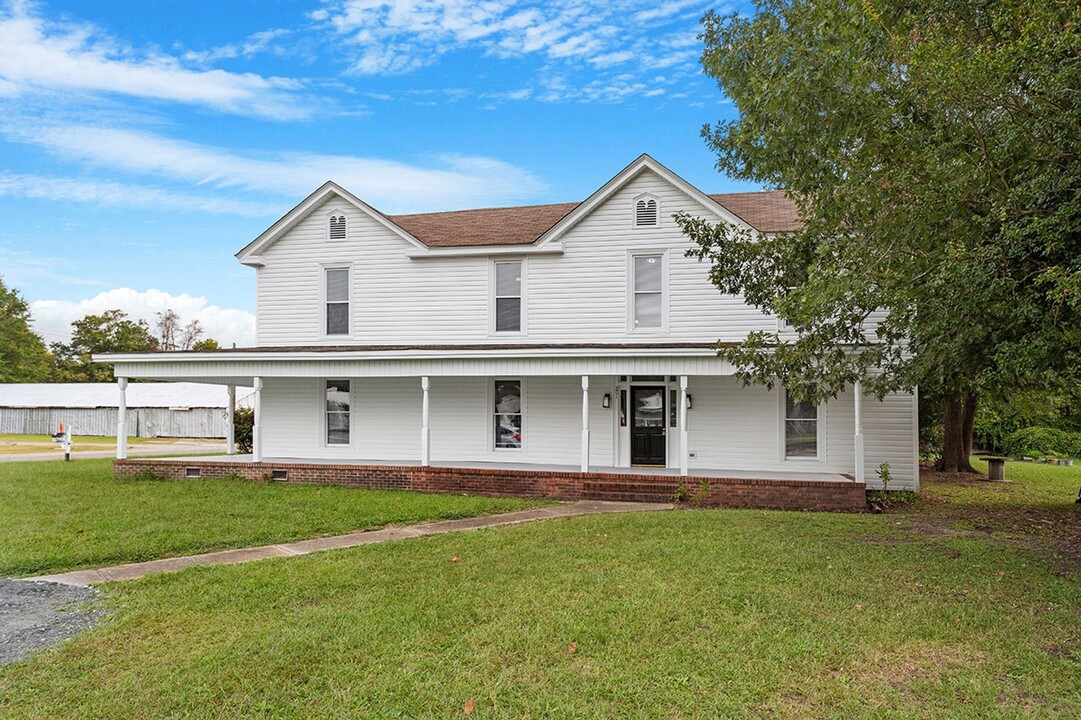 201 E Railroad Ave in Princeton, NC - Foto de edificio