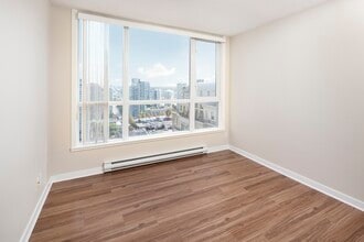 Metropolitan Towers in Vancouver, BC - Building Photo - Interior Photo