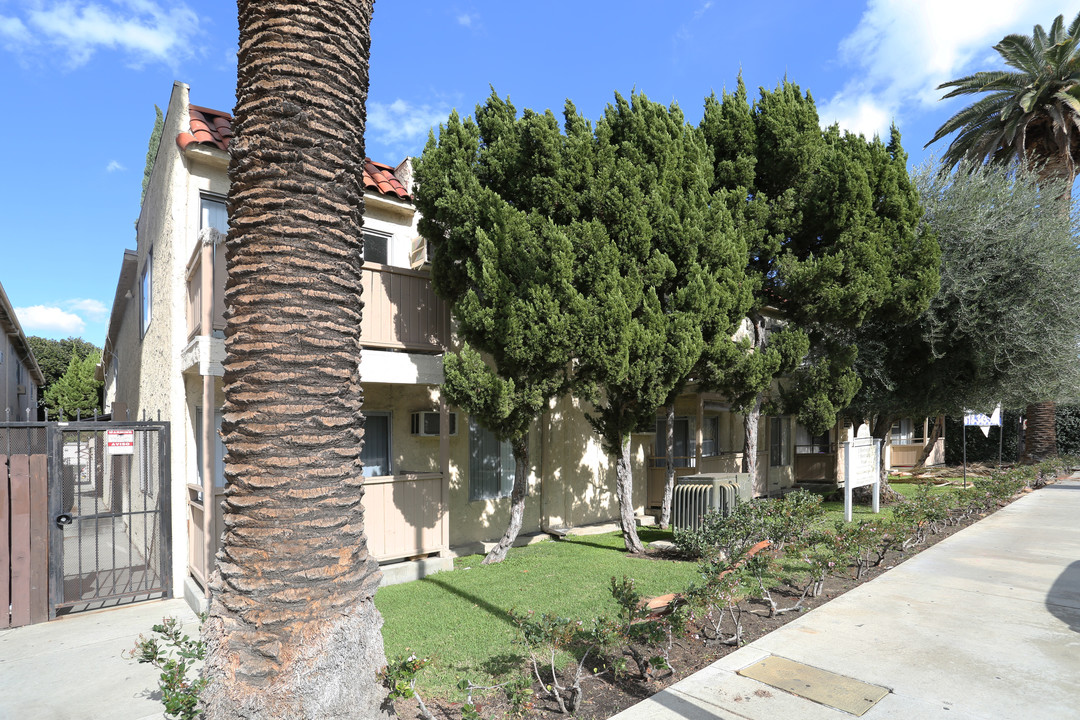 Collins East Apartments in Tarzana, CA - Building Photo