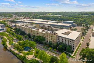 940 Monroe Ave NW in Grand Rapids, MI - Building Photo