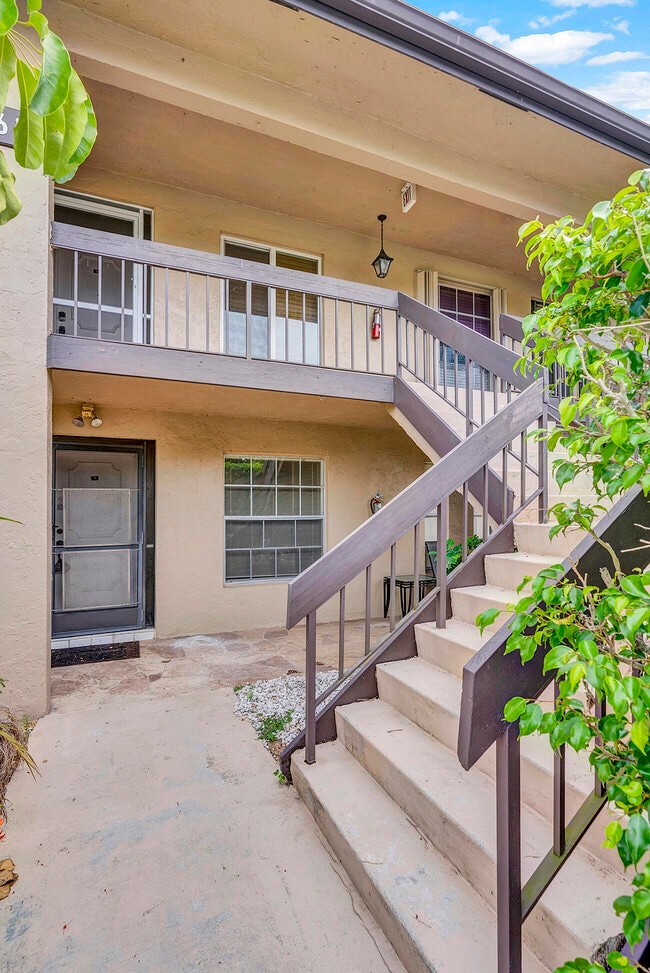 13761 Via Aurora in Delray Beach, FL - Foto de edificio - Building Photo