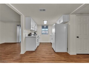 5160 Indian River Dr, Unit 329 in Las Vegas, NV - Foto de edificio - Building Photo