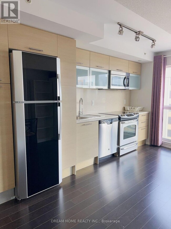 386 Yonge St in Toronto, ON - Building Photo - Building Photo