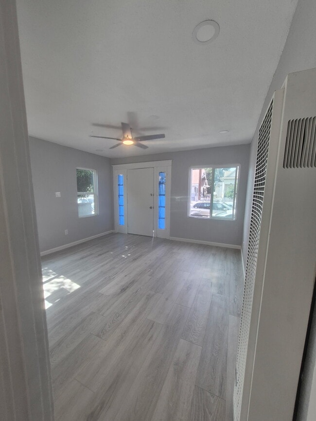 3710 Wall St, Unit 3712 Wall St in Los Angeles, CA - Building Photo - Building Photo