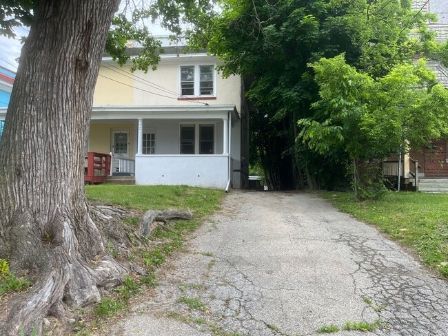 724 Sandy St in Norristown, PA - Building Photo - Building Photo