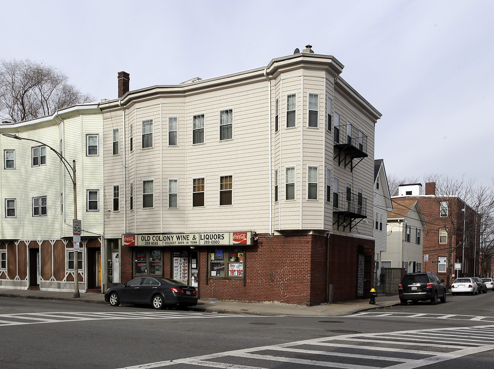 231 W 9th St in South Boston, MA - Building Photo