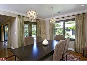 2001 Coldwater Canyon Dr in Beverly Hills, CA - Foto de edificio - Building Photo