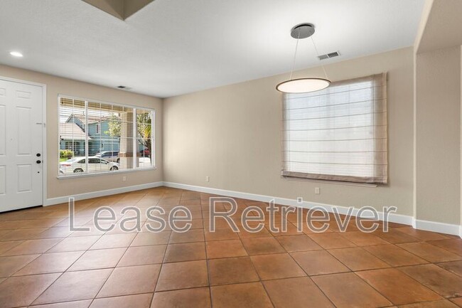 1751 Ashtree Way in Tracy, CA - Foto de edificio - Building Photo