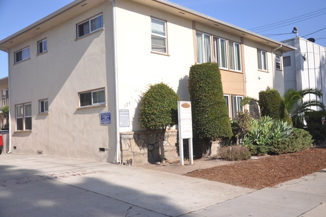 124 N Hillcrest Blvd in Inglewood, CA - Foto de edificio - Other