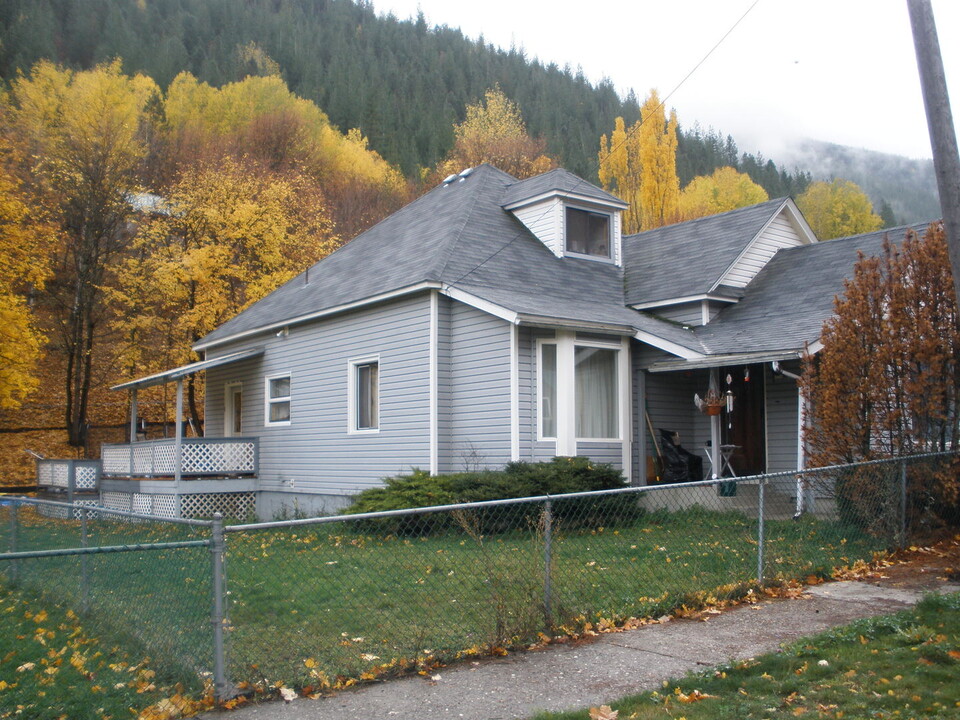 817 S Division St in Wardner, ID - Foto de edificio