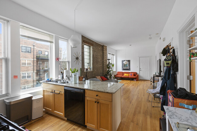 1351 N Washtenaw Ave, Unit 2 in Chicago, IL - Building Photo - Building Photo