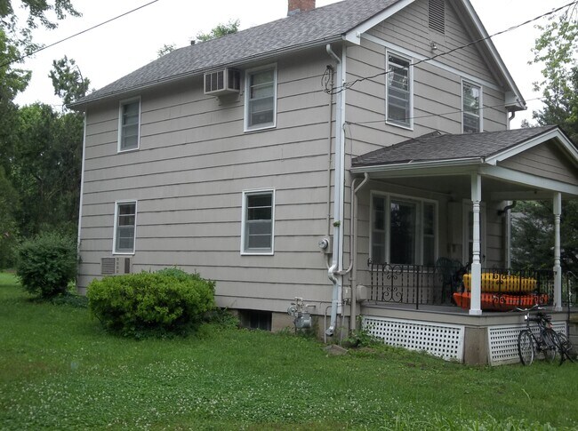 533 E 19th St, Unit #3 in Lawrence, KS - Foto de edificio - Building Photo