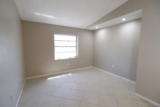 2011 Oleander Blvd in Fort Pierce, FL - Foto de edificio - Building Photo