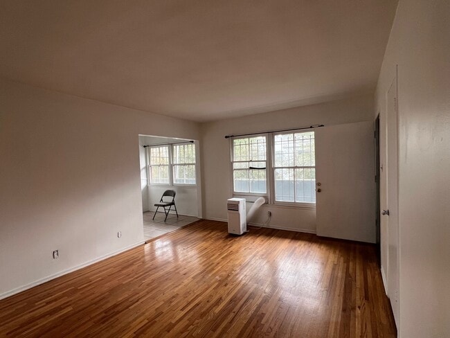 873 N Hoover St, Unit 873 1-2