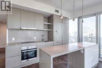 100 Harbour St in Toronto, ON - Building Photo - Building Photo
