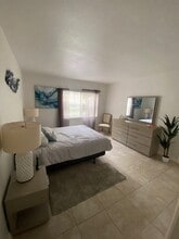 Lake Villa Apartments in Hallandale Beach, FL - Building Photo - Building Photo