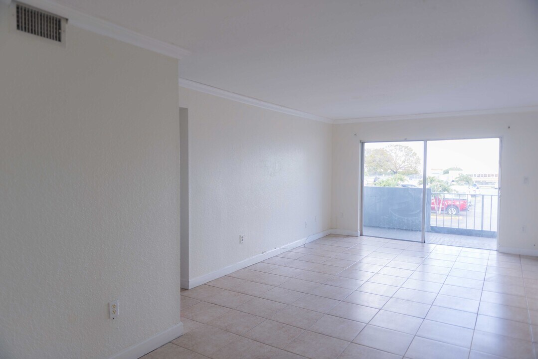 18308 NW 68th Ave, Unit 2 in Hialeah, FL - Building Photo